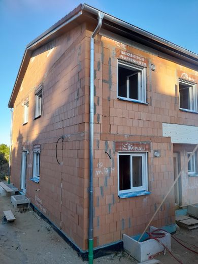 Moderne DHH im LK Dachau: Barrierefrei, Wärmepumpe, Garten & Home-Office-Büro – Außenansicht Straßenseite
