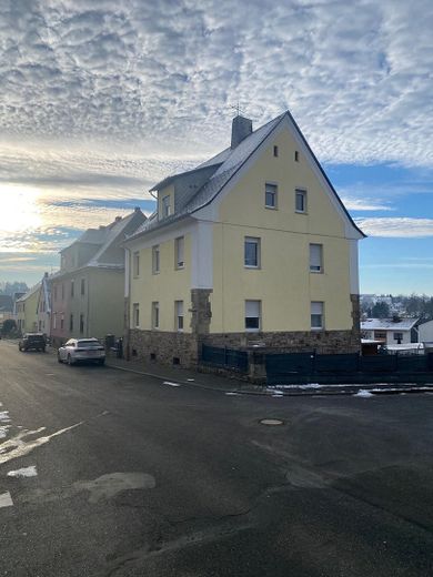Gepflegte Wohnung 3 ZKB mit EBK und Garten – Haus