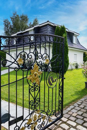 Luxuriöse Marmorvilla am Leading Golf Club Seddiner See - Landhausvilla vor den Toren Berlins – Eingang Anwesen