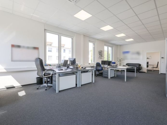 Neuwertige Büroimmobilie in attraktiver Lage von Wilferdingen! – Photo 1