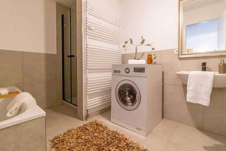 Modernes Bad mit Dusche