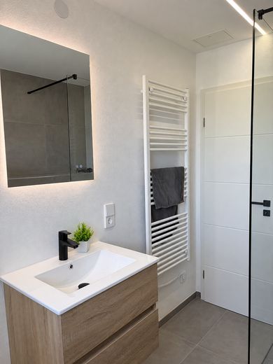 Świeżo zmodernizowane mieszkanie 3-pokojowe z balkonem – pierwsze zasiedlenie i bez prowizji – Bad