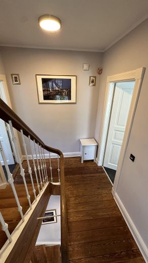 Möbliertes Haus 154 m² | 5,5 Zi | Garten | nahe Nienstedten | Wohnen auf Zeit 3–33 Monate – Treppenhaus