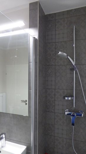 Top sanierte 1 ZKB Wohnung mit Balkon in Wiesbaden - Nordenstadt – Bad mit Dusche