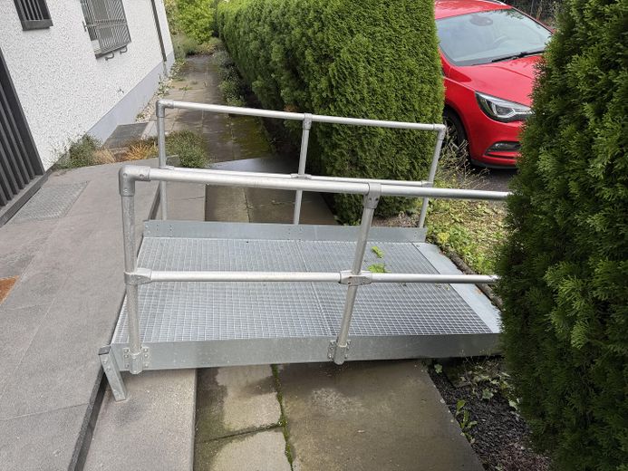 Fahrstuhlrampe zum Eingang