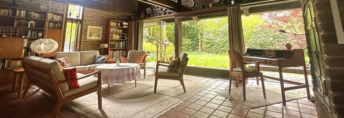 Wohnzimmer mit Fensterfront