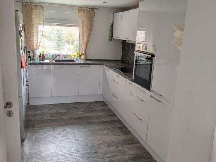 Attraktive Maisonette-Wohnung mit Terrasse, Garten und Einbauküche – Foto 1