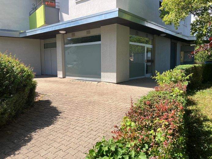 Kernsaniert und barrierefrei - 2,5-Zimmer-Wohnung mit top Anbindung – Außenansicht + Gartenzugang