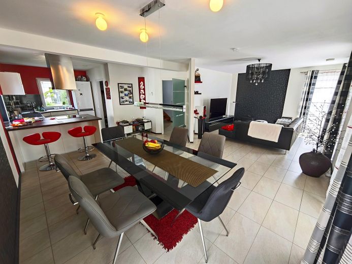 Provisionsfrei Freistehendes EFH BJ 2011, 2 Vollgeschosse, Keller – Wohnzimmer