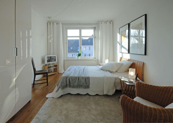 Appartement ancien de 2 pièces avec balcon – entièrement meublé, 57 m² à Winterhude, près du Stadtpark – Schlafzimmer 