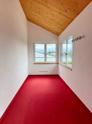 Casa unifamiliare indipendente in una posizione speciale ai margini dei campi, con ampie superfici terrazzate – Bürozimmer