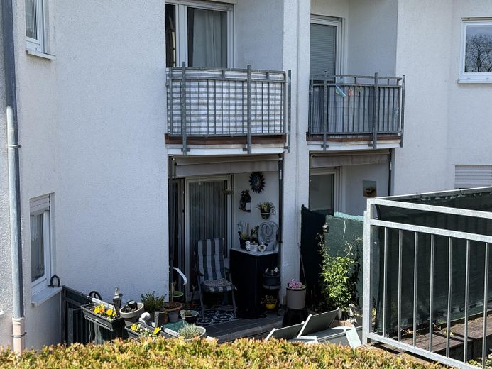 Blick auf Terrasse von außen