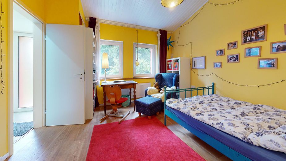 290 m² + 2.464 m² Naturidyll | Pool & Gartensauna | Aartalblick | Mehrgenerationen o. Vermietung – Kinderzimmer gr. Whg.