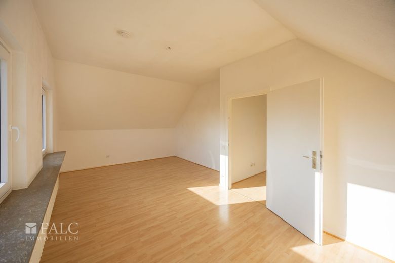 Kompakt, ruhig, zentral - 2-Zimmer-Dachgeschosswohnung mit optimalen Grundriss – Wohnzimmer