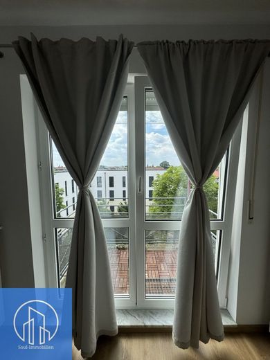 Familienfreundliche 3,5-Zimmer-Wohnung mit West-Loggia, EBK &amp; Tiefgaragenstellplatz – Schlafzimmer Balkon