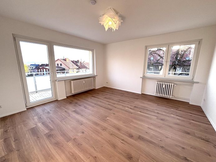 Świeżo zmodernizowane mieszkanie 3-pokojowe z dalekim widokiem – Wohnzimmer