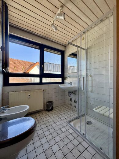 Provisionsfrei: 2-Zimmer-Wohnung DG mit Balkon in betreuter Wohnanlage – Bad 1