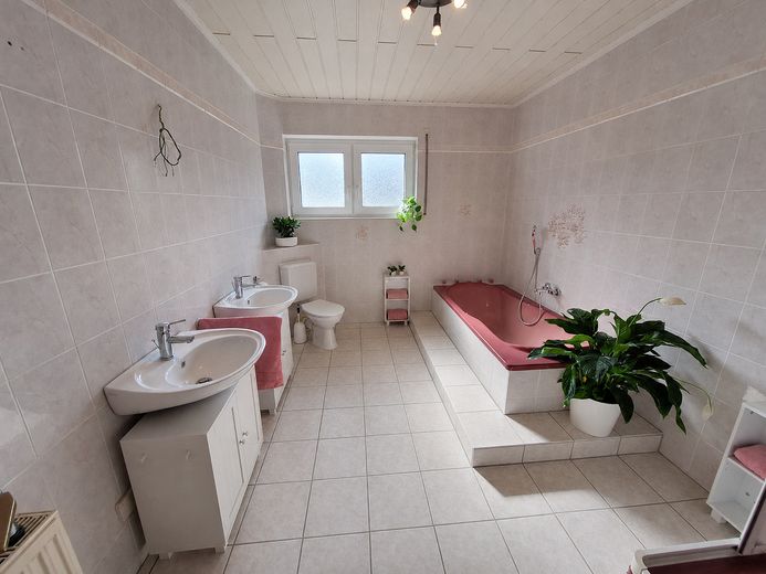 Großzügige 4-Zimmer-Wohnung mit Tageslichtbad in Neuberg-Ravolzhausen mit Klimaanlage – Bad mit Badewanne und Dusche