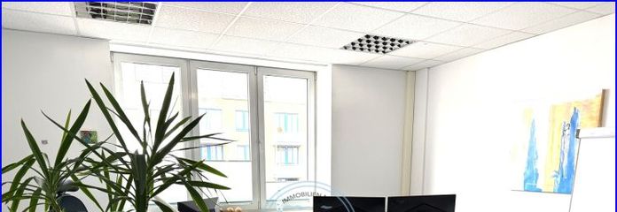Vendesi ufficio open space in posizione centrale di alto livello. Possibilità di parcheggio disponibili