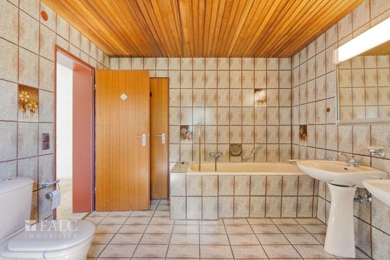Doppelhaushälfte mit viel Potenzial in Kaarst - ideal für Handwerker &amp; kreative Köpfe – Badezimmer-1. Obergeschoss