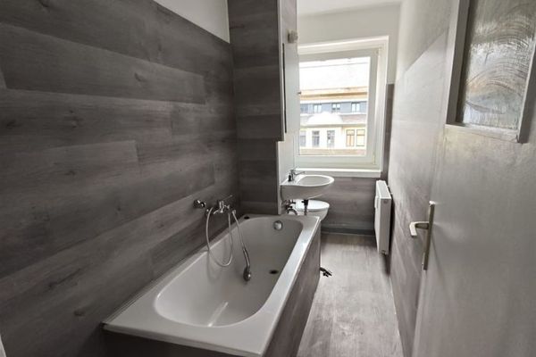 Gemütliche 2-Zimmer mit Balkon, Laminat und Wanne in ruhiger Lage