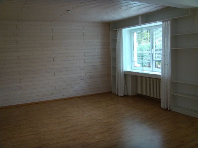 großes Wohnzimmer links