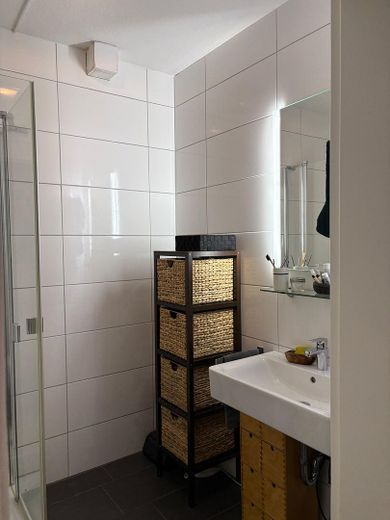 Helle 1-Zimmer-Wohnung mit großem Balkon, Einbauküche & Stellplatz in zentraler Lage – Bad_02