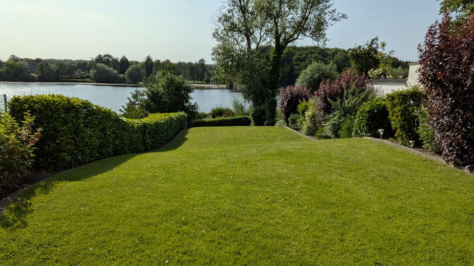 Blick auf Garten und See