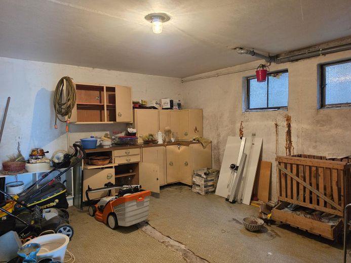 Provisionsfrei: Großzügiges Einfamilienhaus in ruhiger Aussichtslage mit teilbarem Großgrundstück – Keller- und Lagerraum