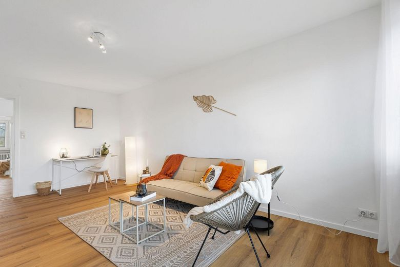 Sofort verfügbar! 18-Parteien-MFH im Regensburger Westenviertel – Wohnzimmer - Musterwohnung