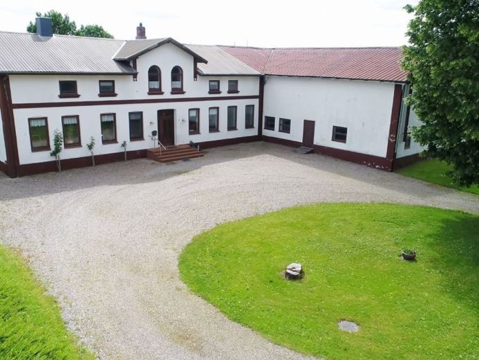 Flensburg ile Schleswig arasında 2 hektardan fazla arazi, ahır, makine hangarı ve çeşitli ek binaları bulunan eski çiftlik. – Fotoğraf 1