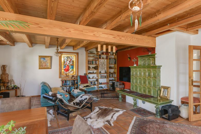 Casa unifamiliar versátil con galería, sauna y apartamento independiente – Wohnzimmer
