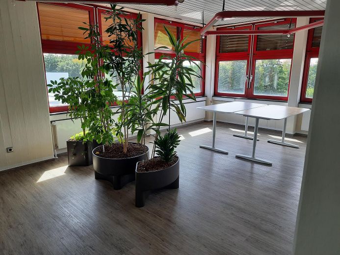 Verwaltungsgebäude, bei Bedarf mit kleiner Halle, Ortsteil 53577 Neustadt/Wied, zu vermieten – Eckbüro 36