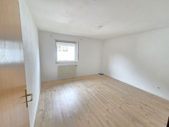 Helle und gepflegte 3-Zimmer-Wohnung mit Balkon in Neuenburg – Schlafzimmer