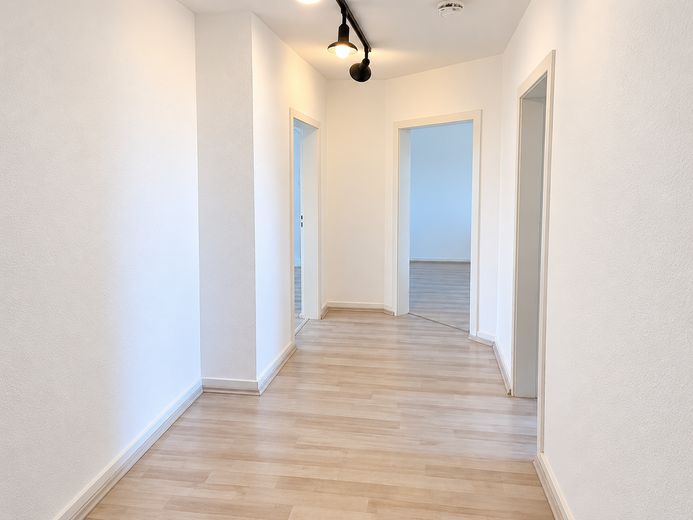 Hello 3-Zi-Wohnung im DG mit Einbauküche (EBK) – Flur