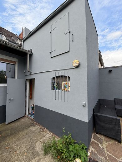 Modernized 5-room mid-terrace house in Bremen-Hastedt with garden, terrace & 2 bathrooms – Schuppen