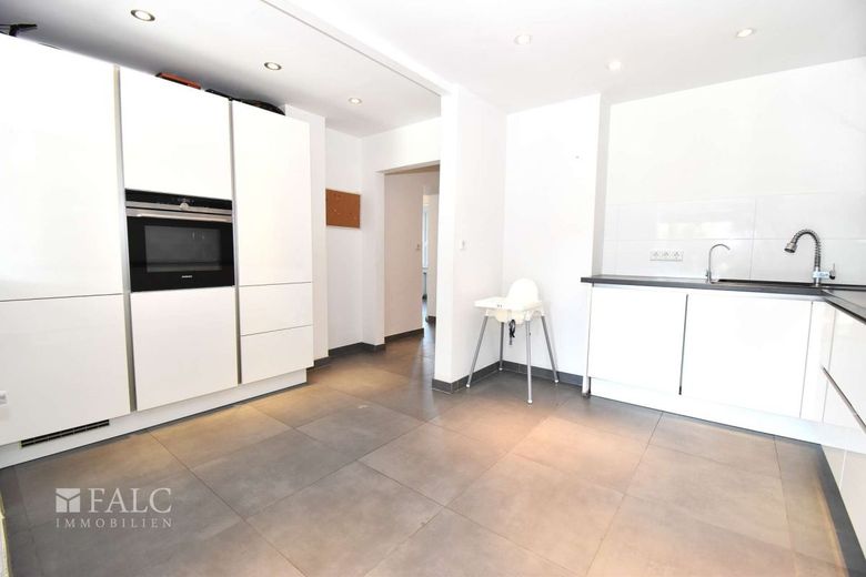 Reserviert! Modernisiertes Dreifamilienhaus mit großem Grundstück und Wintergarten – Küche EG