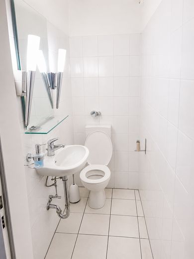 Gewerbeeinheit 112qm mit Garage im Bonner Zentrum - erste Rheinlage – Gäste WC 2