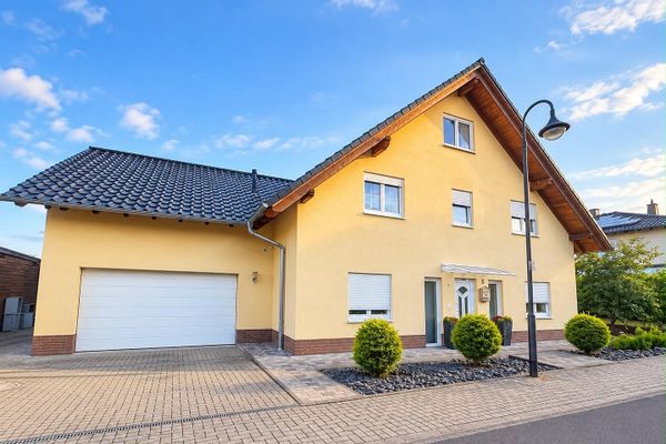 Platz für die ganze Familie: EFH am Feldrand mit Doppelgarage, PV & Sauna – provisionsfrei