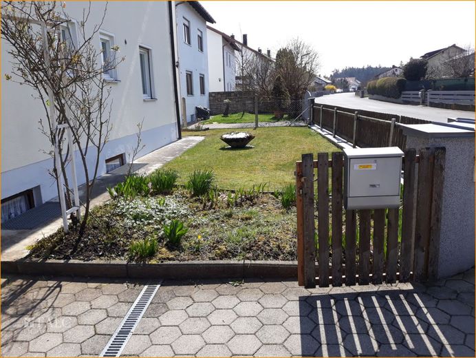 Hausansicht mit Vorgarten