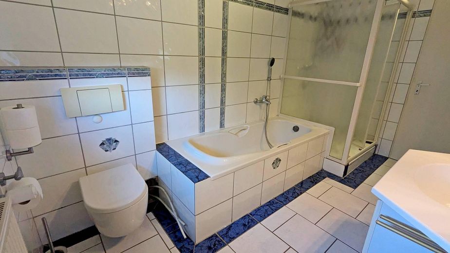 Ohne Makler: Modernisiertes 3-Familienhaus in Bordenau nahe Wald – Badezimmer