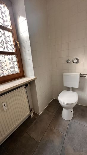 Top location! Beautiful office directly at Max-Josefs-Platz. Balcony & mountain views. No commission! – WC