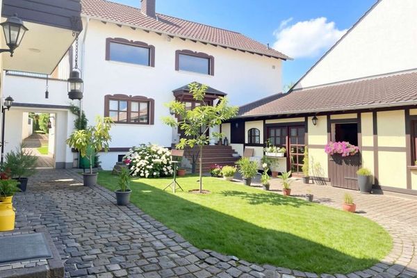 Historische Hofanlage: Exklusives Haupthaus & 3 Wohneinheiten im Grünen