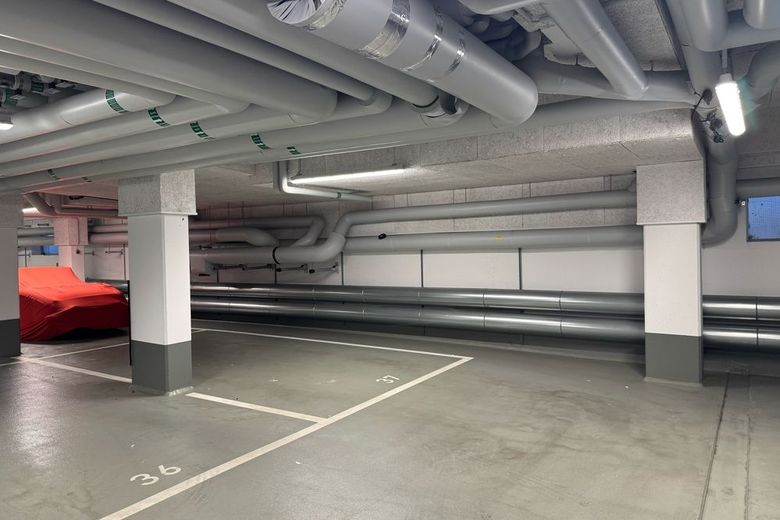Posizione eccellente! Appartamento di 3 locali con balcone e posto auto in autorimessa sotterranea a Berlin Mitte – Tiefgaragenstellplatz