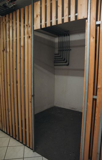 Frisch renovierte 3-Zimmer Wohnung mit Loggia ins Grüne, Einbauküche und Garage – Foto 17