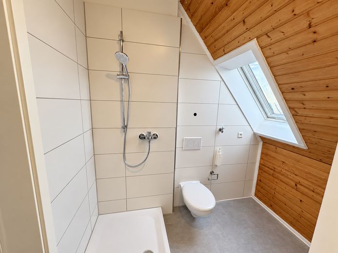 Esclusiva maisonette di 2,5 locali con ascensore, cucina nuova e vista panoramica – in posizione centrale a Weingarten – Badezimmer