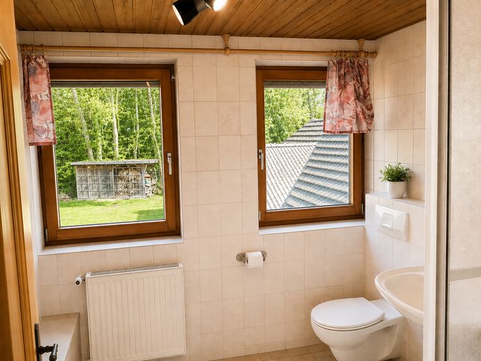 Ampia casa nel verde – utilizzo versatile, disponibile a breve | 659.000 € – Badezimmer OG