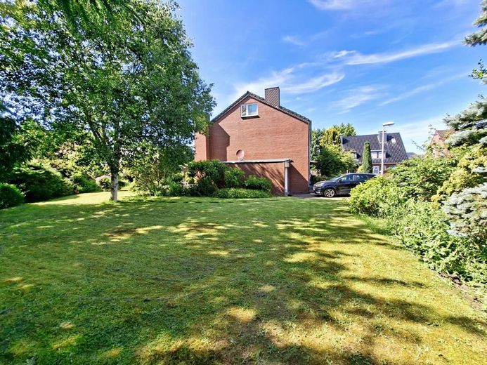 CITYHOUSE: Schöne, gepflegte Doppelhaushälfte, mit großem Garten, Kamin, Garage und Stellplatz – Gartenfläche