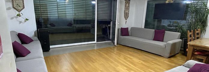 Attrayant grand appartement citadin de 2 pièces avec terrasse et jardin ensoleillé à Echterdingen – Wohnzimmer