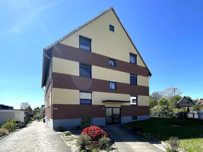 4 Zimmerwohnung über 2 Etagen mit PKW-Garage, neuwertiger EBK, gepflegt, großzügig und sofort verfügbar – Foto 1